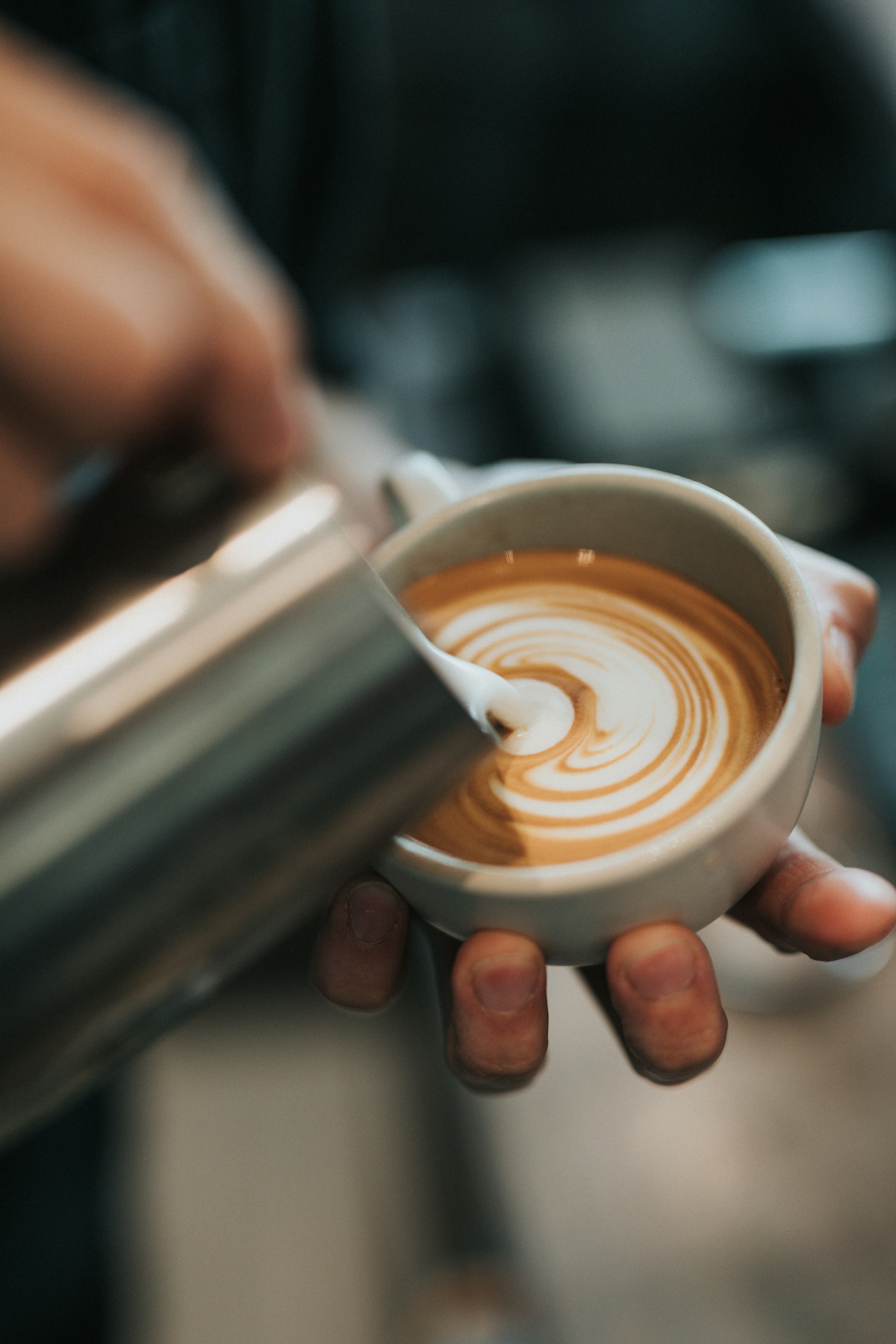 カップに注がれるコーヒー